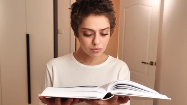 Ein Teenager bereitet sich auf eine Prüfung vor liest ein Buch 4k — Stockvideo