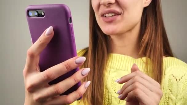 Vrouw communiceert via zijn smartphone. Vrouwelijke gesprekken over de telefoon via skype. 4k — Stockvideo