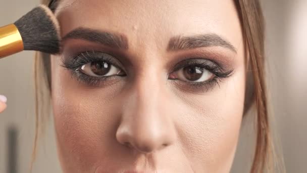 Smukke Kvinde brun øjenferie makeup. Make-up close-up. Unge Kvinde brun ene øje makro skudt. Tæt på, blinkende og kigger op. Røgøjne. 4k – Stock-video