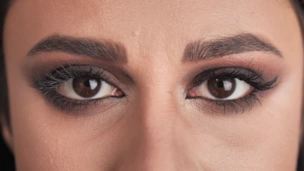 Close up smokey eyes. Eyes of arab woman. 4k — Stock Video