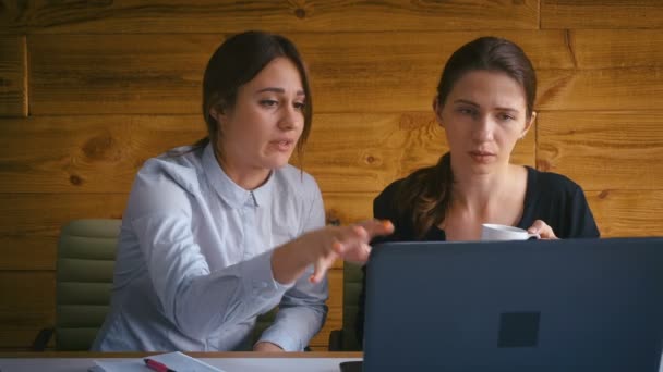 Affärskvinnor med bärbar dator och dokument på kontoret, steadicam skott 4k — Stockvideo