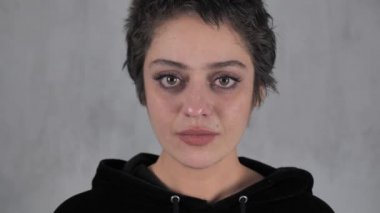 Esmer kız kısa saçlı, dudağını ısırıyor ve 4K gülümsüyor.
