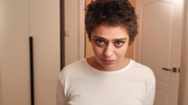 Hüsrana uğramış genç bir kadın suçluluk hissediyor, özel hayatında sorunlar yaşıyor. 4k