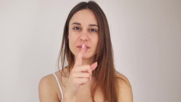 Πορτραίτο ενός κοριτσιού με το δάχτυλο στα χείλη. Δείχνει ότι πρέπει να σωπάσεις. Ψυχολογία χειρονομιών 4k — Αρχείο Βίντεο