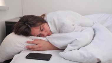 Güzel kadınlar uykudan uyanır ve yataktan kalkmak istemezler.