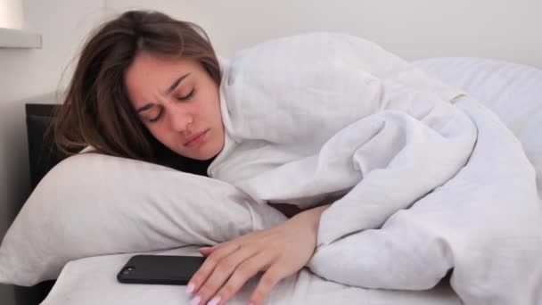 Schoonheid vrouwen wakker uit slaap en wil niet uit bed 4k — Stockvideo