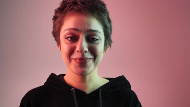 Portrét dívky, která je v rozpacích a kousne si ret 4k — Stock video