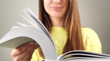 Kız avukat duruşmaya hazırlanıyor. 4k