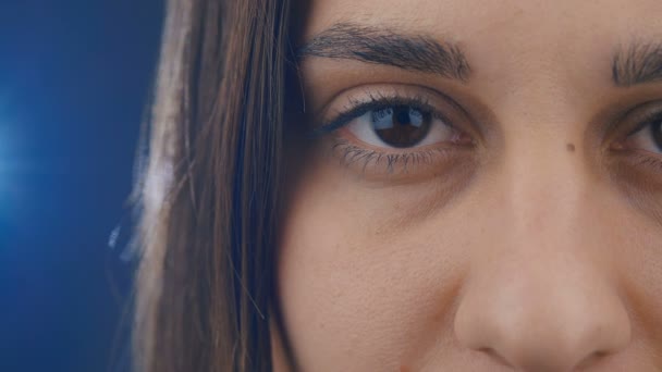 Close-up girl eye. macro photography. Close-up portrait of a girls eye. 4k — Stock Video