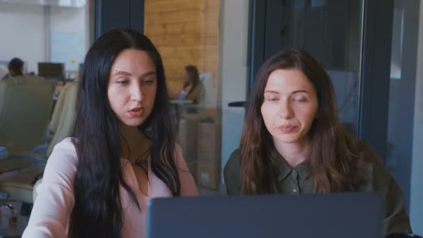 Chers collègues dans le coworking moderne en arrière-plan de bureau 4K — Video