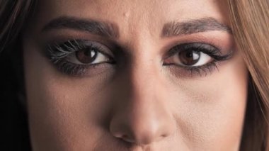 Kızların gözü. Kahverengi gözlerini açtı. Smokey eyes makyaj 4 bin.