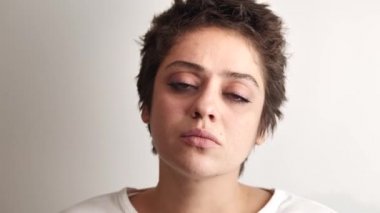 Güzellik portresi. Genç, güzel kadınların gözleri. Kameraya bakıp gülümsüyor. Kadın yüzünün gri gözleri, güzel kadın kadın portresi modeli, kızların gözü. Gri gözlerini açıyor. 4k