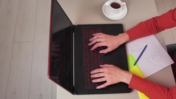 Mulher de negócios trabalhando com computador portátil. Tiro de cima - vista superior 4k — Vídeo de Stock