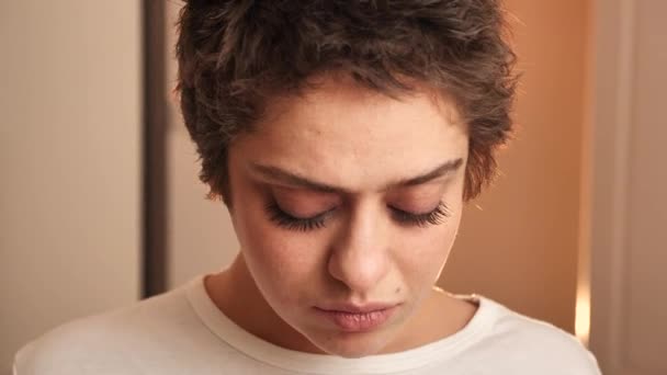 Nahaufnahme Porträt frustrierte verlegene Frau Teenager erlebt Schuld, Probleme in ihrem Privatleben. 4k — Stockvideo