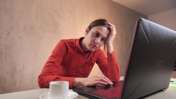 Finansistka jest przepracowana na rynku finansowym na komputerze. Kobieta jest zmęczona i ma ból głowy 4k — Wideo stockowe