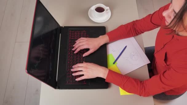 Zakenvrouw werkt met Laptop computer. Schot van boven - bovenaanzicht 4k — Stockvideo