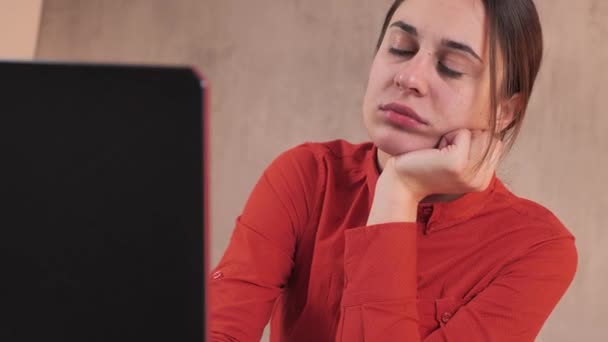 Financiera mujer de negocios está trabajando en exceso en el mercado financiero en la computadora. La mujer está cansada y tiene dolor de cabeza 4k — Vídeo de stock