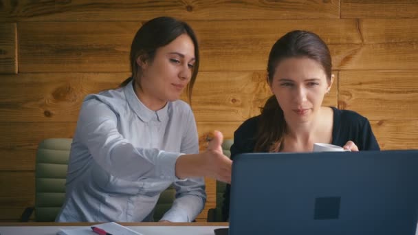 Affärskvinnor med bärbar dator och dokument på kontoret, steadicam skott 4k — Stockvideo