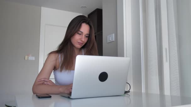 Retrato de una niña que trabaja en un ordenador en casa. Concepto de libertad. 4k — Vídeos de Stock