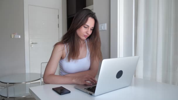 Retrato de mulher atraente que trabalha em um computador em casa. Conceito freelance. 4k — Vídeo de Stock