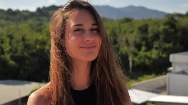 Portrait en gros plan de belle femme souriante brune confiante jolie de fond de nature . — Video