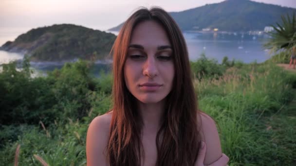 Primer plano retrato de mujer atractiva sobre un hermoso paisaje de fondo. Mujer mirando al cielo hacia la vista del horizonte en la cima de la montaña disfrutando de la atención plena momento espiritual en la naturaleza 4k — Vídeos de Stock