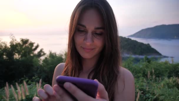 Retrato de una joven del océano, rocas, fondo del cabo 4k — Vídeo de stock