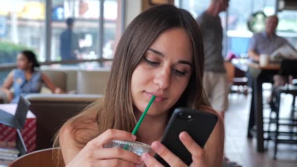 Portrait d'une jolie fille qui boit du café et cliquez sur smartphone 4k — Video