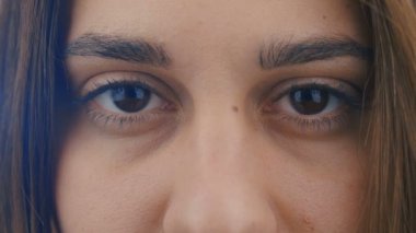 Yakın plan kız gözü. makro fotoğrafçılık. Bir kızın gözünün yakın plan portresi. 4k