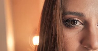 Gözlerinizi kapatın. Iris optik güzellik makrosu 4K ile büzülüyor.