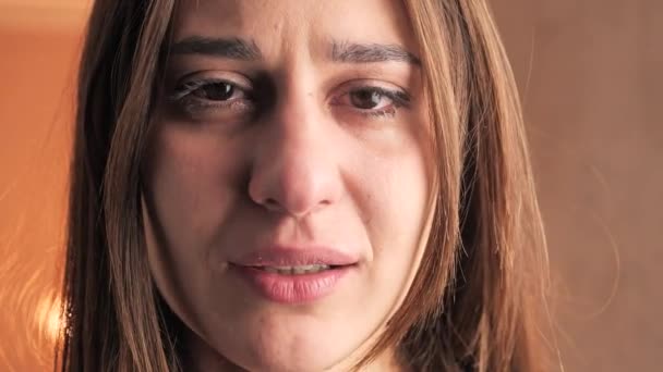 Дівчина кусає і протирає сльози рукою 4k — стокове відео