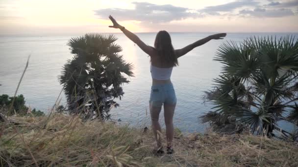 Close-up portrait of attractive woman on a beautiful landscape background. Female raise arms up looking up at sky out towards horizon enjoying mindfulness spiritual moment in nature 4k — Stock Video