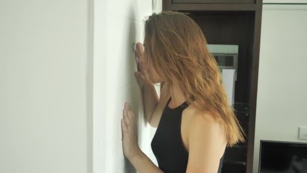 Girl looking through the peephole of the door. Terrified young woman 4k — Stock Video