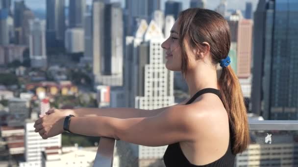 고층 건물에서 웃는 소녀 4K — 비디오