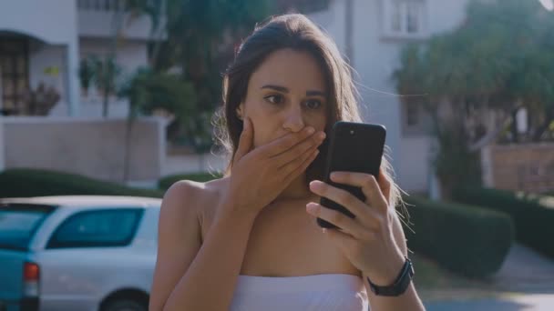 Portrait of a shocked young woman using a mobile phone. HD Time Lapse Emotion Footage. 4k — Stok video