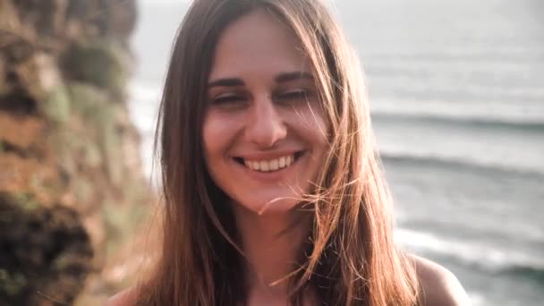 Крупным планом портрет привлекательной женщины улыбающейся брюнетки симпатичной симпатичной 4k — стоковое видео