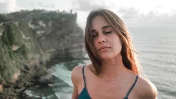 Close up retrato de mulher atraente sorrindo morena bonito no fundo da paisagem 4k — Vídeo de Stock