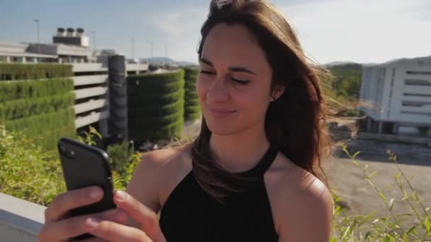 Sorrindo empresária verificando seu telefone celular 4k — Vídeo de Stock