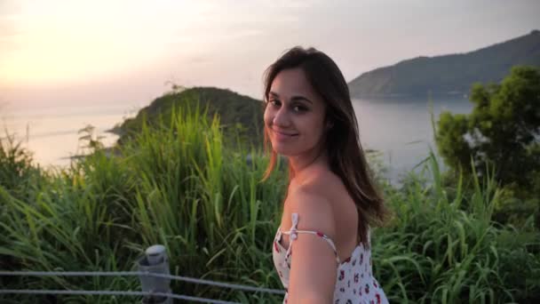 Primer plano retrato de mujer atractiva sobre un hermoso paisaje de fondo. Mujer mirando al cielo hacia la vista del horizonte en la cima de la montaña disfrutando de la atención plena momento espiritual en la naturaleza 4k — Vídeos de Stock