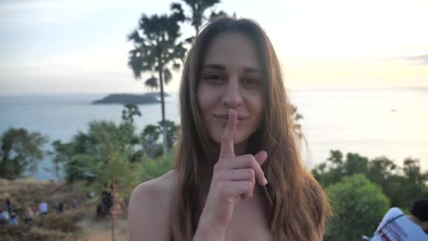 Primer plano retrato de mujer atractiva sobre un hermoso paisaje de fondo. Mujer mirando al cielo hacia la vista del horizonte en la cima de la montaña disfrutando de la atención plena momento espiritual en la naturaleza 4k — Vídeos de Stock