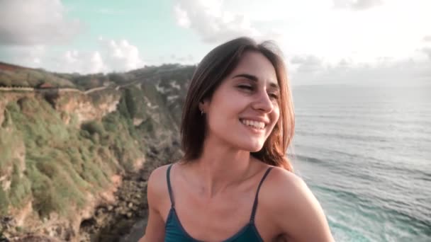 Cerca del retrato de la mujer atractiva que sonríe morena lindo en el paisaje de fondo 4k. — Vídeos de Stock