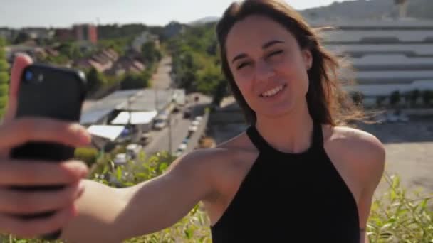 Sourire Femme d'affaires Vérification de son téléphone portable 4k — Video