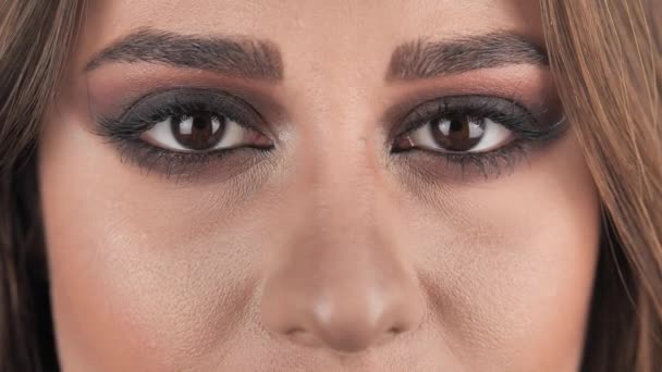 L'occhio delle ragazze. aprendo gli occhi marroni. Trucco occhi Smokey 4 k — Video Stock