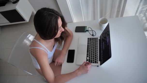 Портрет привлекательной женщины, которая работает за компьютером дома. Концепция фрилансера. 4k — стоковое видео