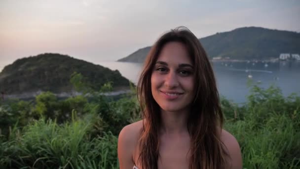 Primer plano retrato de mujer atractiva sobre un hermoso paisaje de fondo. Mujer mirando al cielo hacia la vista del horizonte en la cima de la montaña disfrutando de la atención plena momento espiritual en la naturaleza 4k — Vídeos de Stock