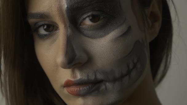 Menina de retrato close-up. Conceito halloween 4k — Vídeo de Stock