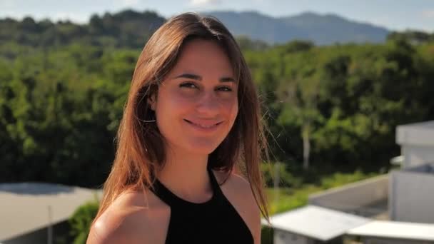 Primo piano ritratto di donna attraente sorridente bruna fiducioso bella della natura sfondo . — Video Stock