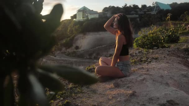 Fille paisible faisant du yoga méditer namaste coucher de soleil côte au ralenti. Bali, Melasti Beach 4k — Video