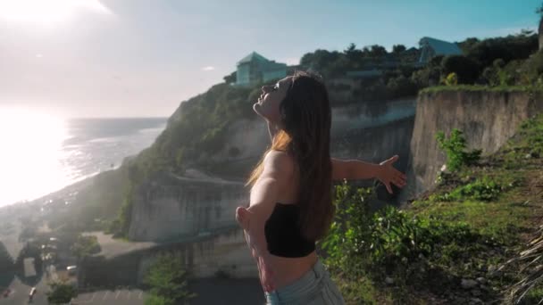 Mujer atractiva levanta las manos, disfrutando de la belleza de la naturaleza, cámara lenta. 4k — Vídeo de stock