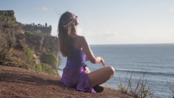 Mujer en lotos posan en la montaña. Escena de yoga. 4k — Vídeo de stock